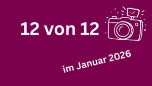 Kräftig violette Fläche mit weißer Aufschrift 12 von 12 im Januar, dazu eine skizzierte Kamera in weiß