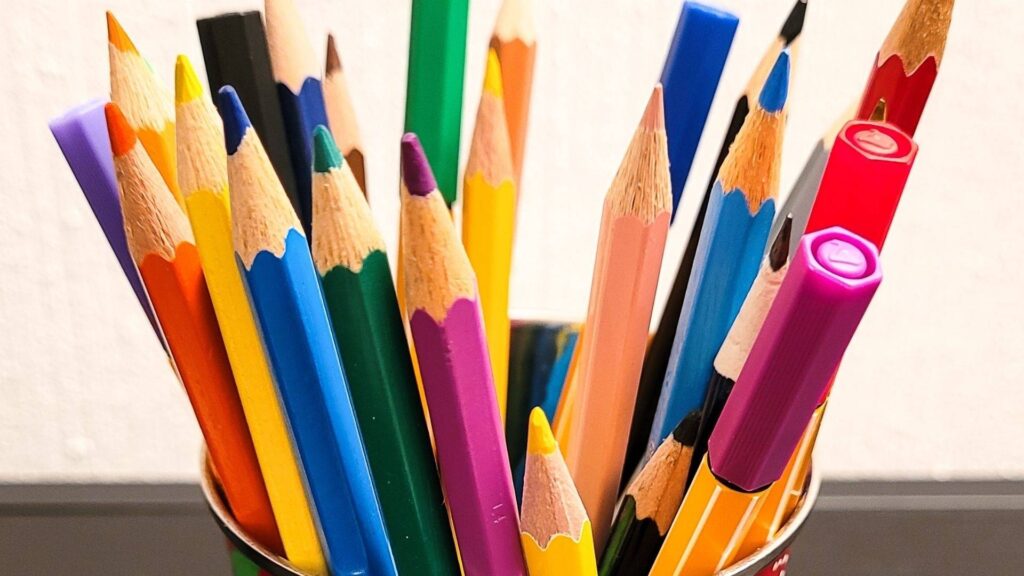 bunte Stifte in einem Becher, wie ein Blumenstrauß